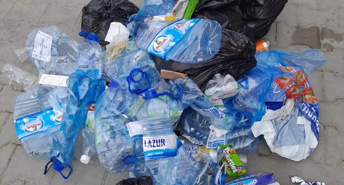 Takie zdjęcia po niedawnej kontroli udostępniła na swoim profilu Gospodarka Komunalna w Dubiecku. Okazuje się, że poprawa w kwestii segregacji jest niewielka i wynosi zaledwie 3 procent./ FOT. FB Gospodarka Komunalna w Dubiecku