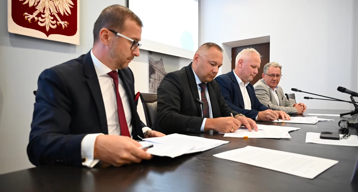Przypieczętowaniem kilkuletnich starań o budowę przy ZSI w Jarosławiu sali gimnastycznej z prawdziwego zdarzenia jest podpisana 7 sierpnia umowa z wykonawcą inwestycji. Dokument parafowali wspólnie przedstawiciel firmy Solkan Konrad Łoboda oraz starosta jarosławski Kamil Dziukiewicz, w asyście m.in.: posła Tadeusza Chrzana, wicestarosty Krzysztofa Cebulaka, sekretarza powiatu Krzysztofa Sopla, członka zarządu Andrzeja Wyczawskiego, a także radnych i przedstawicieli szkolnej społeczności./ FOT. S