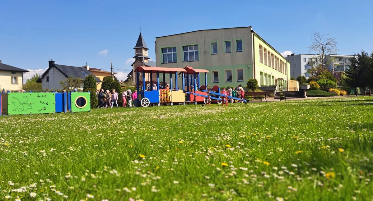 Na modernizację przedszkola samorządowego miasto zamierzało przeznaczyć kwotę 1 mln 760 zł brutto. Jednak żaden z oferentów, jacy odpowiedzieli na pierwsze ogłoszenie o przetargu, nie zaproponował takiej kwoty, ani nawet do niej zbliżonej. Przedstawione propozycje przewyższały kwotę 2, a nawet 3 mln zł./ FOT. FB Przedszkole Samorządowe w Radymnie