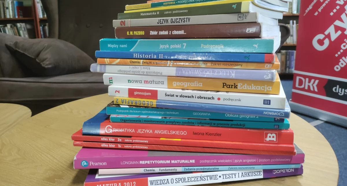 Szkolne książki i pomoce, przynoszone w ramach bibliotecznej akcji „Podręczniki wracają do szkół”, mają szansę znaleźć nowych użytkowników./ FOT. MBP Lubaczów