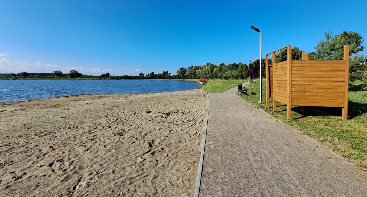 W gorące, letnie dni aż chciałoby się wskoczyć do zalewu i zażyć ochłody. Niestety komfortowa wodna rekreacja nie jest tu możliwa, mimo utworzonej plaży i przebieralni,  bo.... obowiązuje zakaz kąpieli./ FOT. U. Gielo