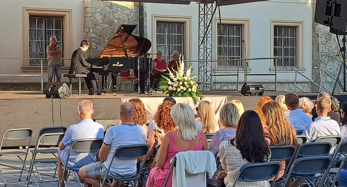 Miłośnikom muzyki klasycznej, ale też spacerującym po parkowych alejkach mistrzowie fortepianu przypomnieli m.in. utwory F. Chopina, I. Paderewskiego, L. Beethovena czy F. Liszta./ FOT. U. Gielo
