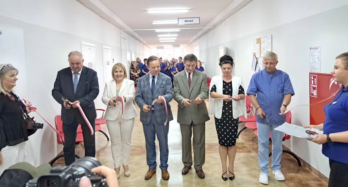 Symboliczny moment przecięcia wstęgi. Od lewej: wicemarszałek województwa P. Pilch, dyrektor szpitala w Przemyślu B. Stawarz, marszałek W. Ortyl, poseł M. Kuchciński, kierownik Zakładu Rehabilitacji Wioletta Ryncarz i dyrektor Centrum Leczenia Ambulatoryjnego nr 2 Wiesław Morawski./ ZDJĘCIA: U. Gielo