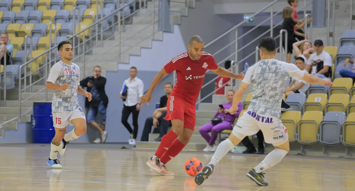 Były zawodnik m.in. futsalowej FC Barcelony Leo Santana (czerwony strój) zdobył w Gliwicach swoją dziewiczą bramkę dla Texom Eurobusu Przemyśl. Fot. Kamil Krukiewicz
