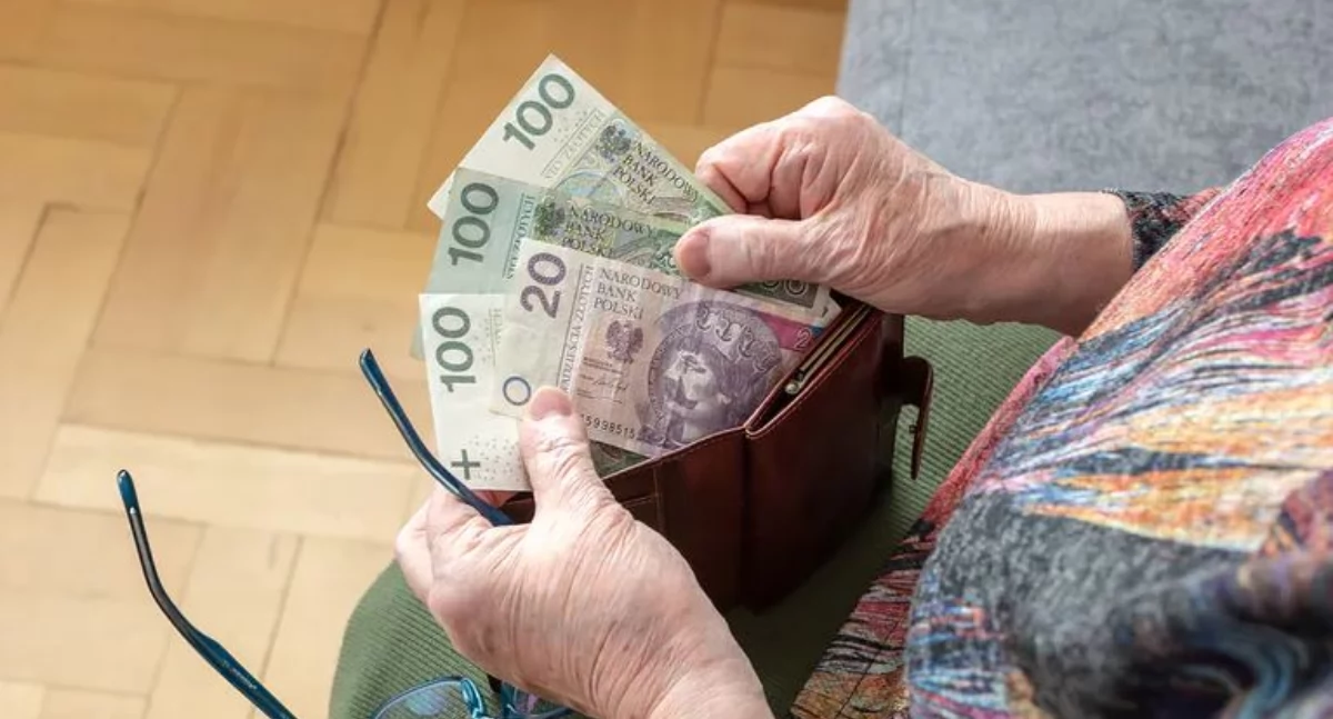 Czternastkę otrzyma w tym roku ok. 8,9 mln emerytów i rencistów, w tym 6,4 mln osób dostanie wypłatę w pełnej wysokości./ FOT. ZW