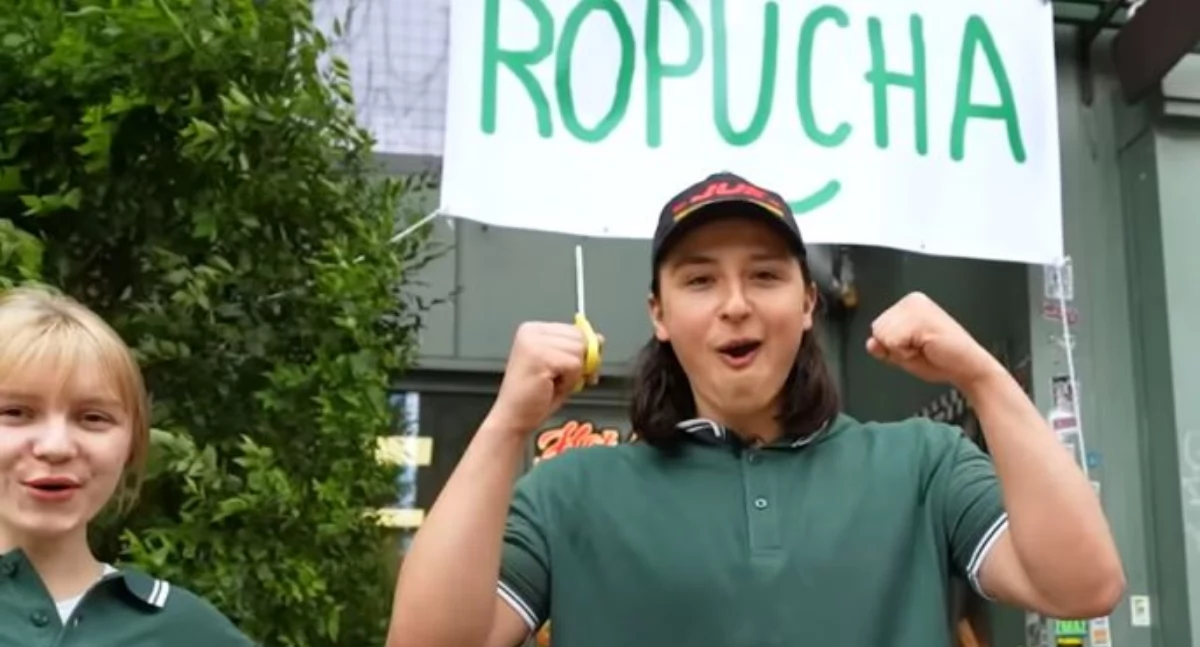 Pochodzący z Przemyśla tiktoker o ksywie „Kapek” założył w Warszawie „Ropuchę” – fast food, będący konkurencją dla... „Żabki”. Fot. screen z filmiku Kapka