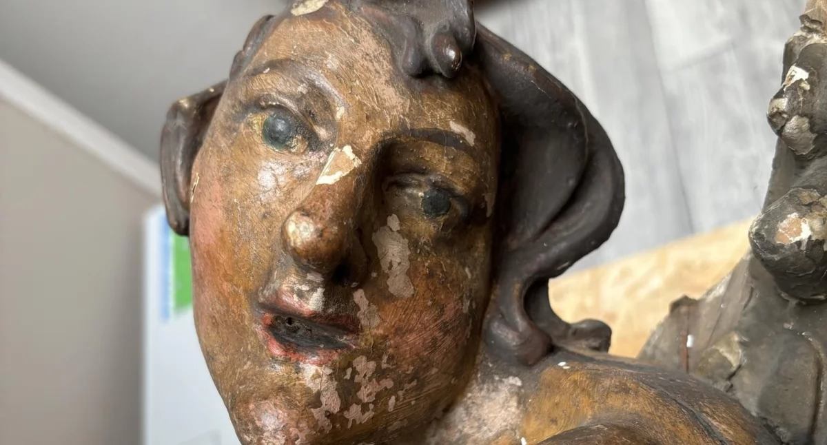 Jedna z figur aniołów z drugiej połowy XVIII w. ze zbiorów jarosławskiego muzeum, które trafiły do konserwacji w Akademii Sztuk Pięknych w Warszawie. Fot. Adrian Pobuta