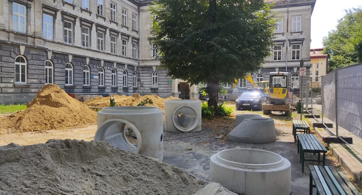 Najpoważniejsze prace remontowe i modernizacyjne budynek I LO przechodził w latach 1963 – 1985. Upływ czasu zrobił jednak swoje i konieczne są kolejne remonty i konserwacje. Na razie na terenie szkolnego parkingu realizowane są prace związane z przebudową kanalizacji. Potem przyjdzie czas na elewację./ FOT. FB I LO