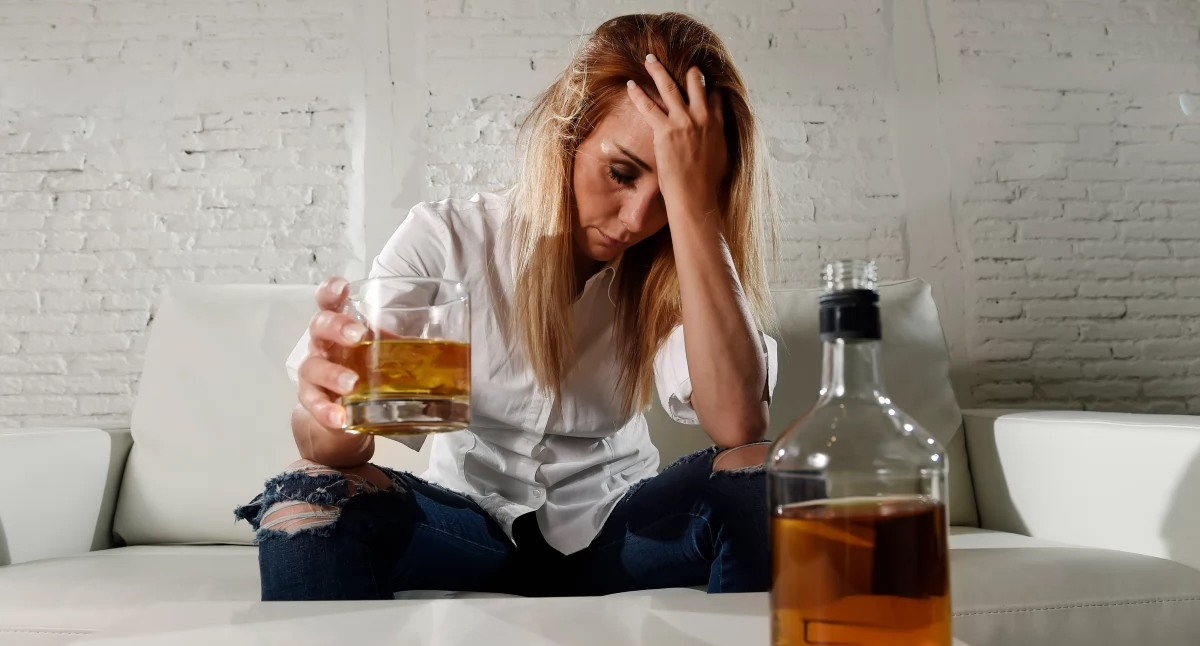 Problem alkoholizmu u kobiet może być mniej widoczny w społeczeństwie ze względu na różnice w sposobie picia, stygmatyzację i różne wzorce picia.
