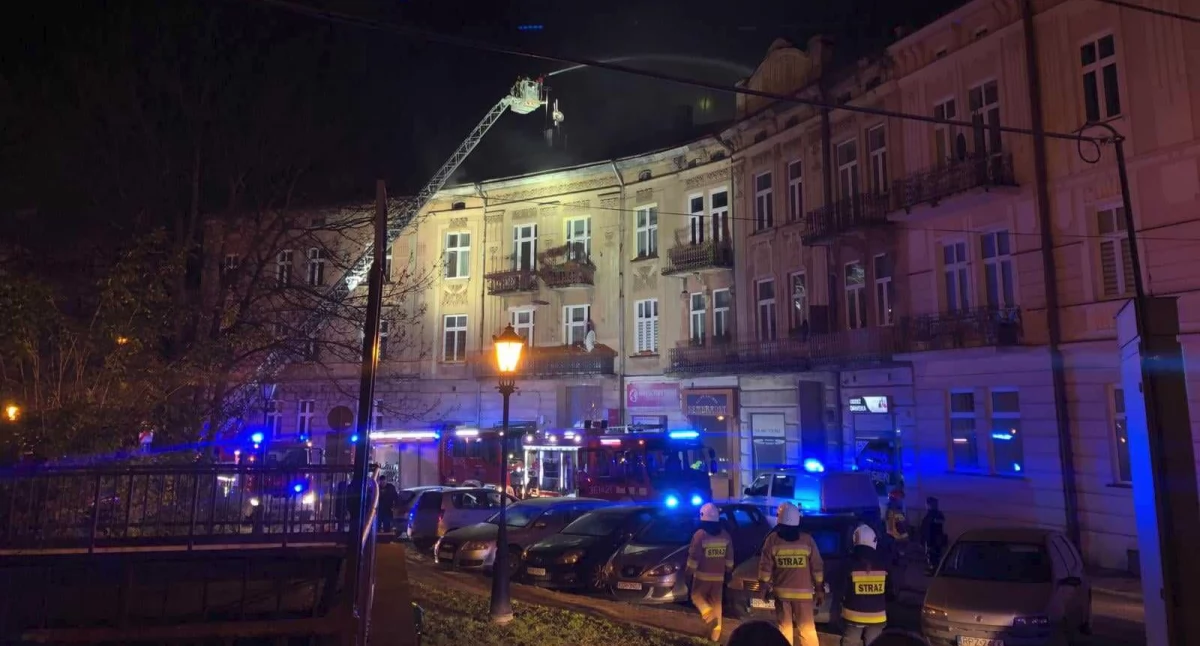 W akcji, która trwała 5 godzin 45 minut, wzięło udział łącznie aż 28 strażaków z czterech zastępów JRG PSP Przemyśl (jeden z drabiną mechaniczną) oraz OSP KSRG w Bolestraszycach i Ujkowicach. Fot. zbiory własne