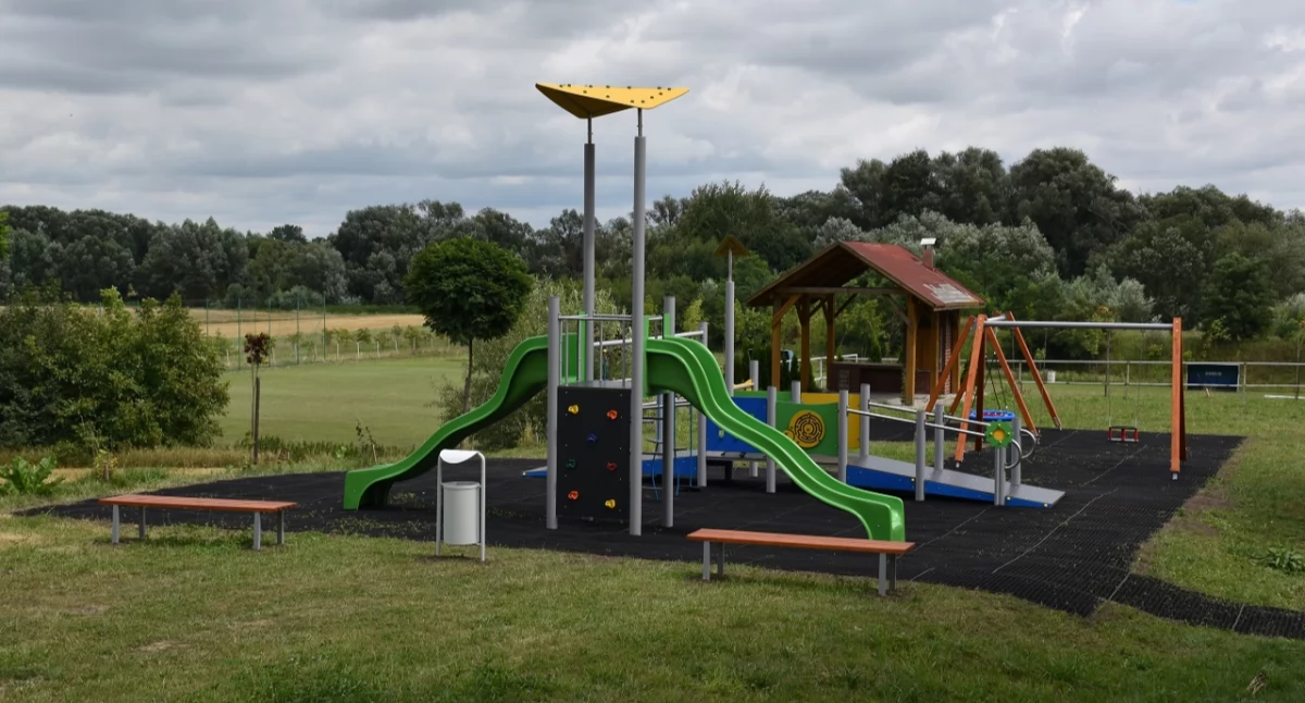 W gminie Kańczuga postawiono na poprawę dostępności istniejących placów zabaw. Pojawiły się na nim nowe urządzenia i liczne udogodnienia./ FOT. UMiG Kańczuga