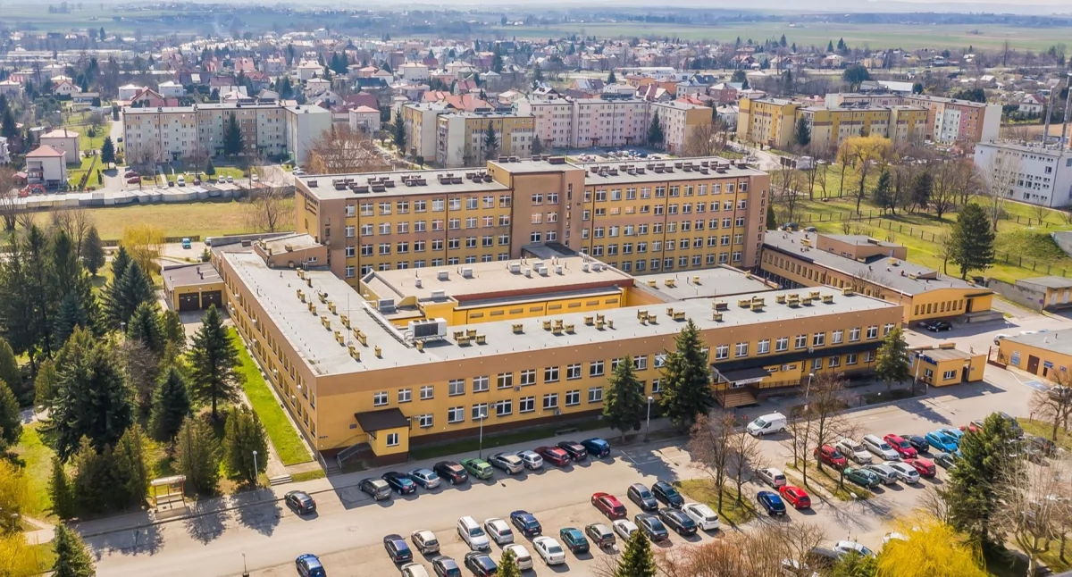 Blisko 20 mln kosztować będzie budowa farmy fotowoltaicznej na terenach przylegających do Zespołu Pałacowo-Parkowego w Przeworsku. Energia z instalacji i magazynu ma być wykorzystywana na potrzeby własne przeworskiego szpitala./ FOT. Starostwo Powiatowe w Przeworsku