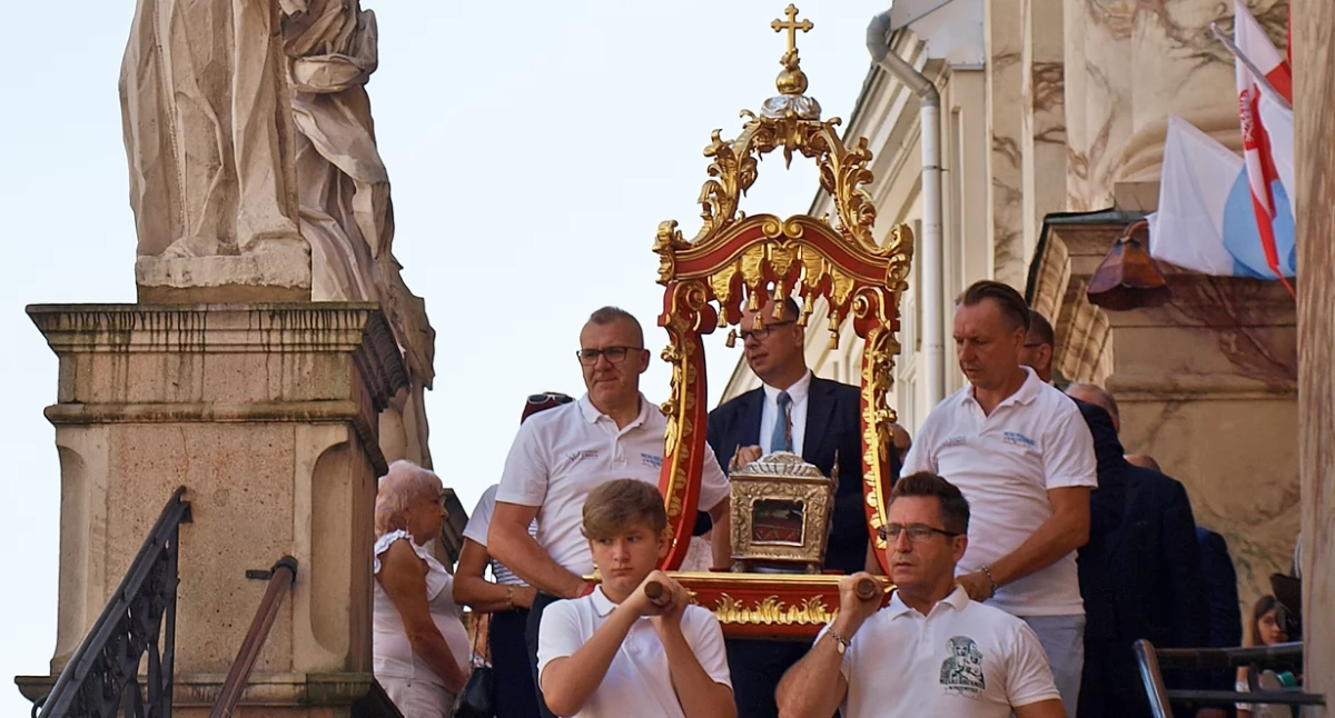 Wincentiada rozpoczęła się uroczystą mszą świętą w kościele oo. Franciszkanów w intencji mieszkańców miasta i procesją z relikwiami świętego Wincentego. Fot. Mariusz Godos