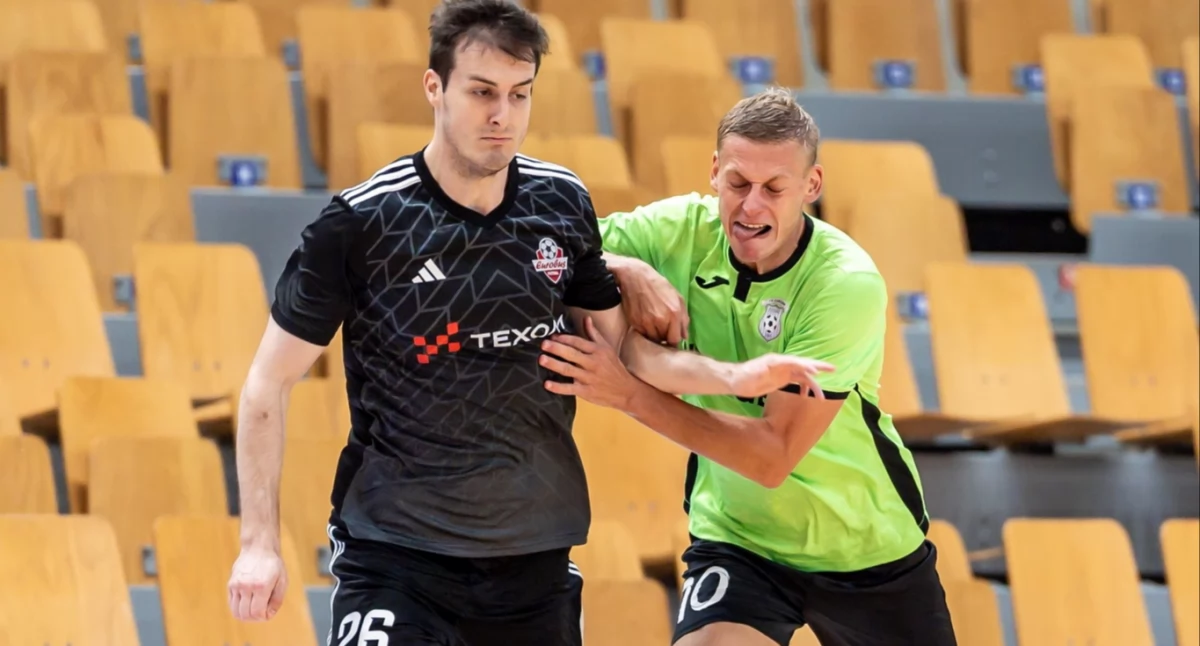 Jonatan De Agostini Machado (z lewej) zdobył dwie bramki w meczu z czeskim FK Chrudim Futsal. Fot. RFS Ryga 