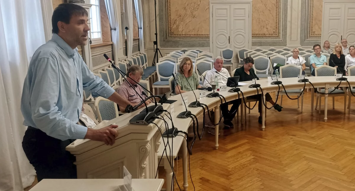 – Dobrze się jednak stało, że radni odłożyli jeszcze na pewien czas podjęcie decyzji. Rada Miejska jest najważniejszym organem miasta, radni powinni mieć więc pełnię wiedzy, gdy przychodzi im podejmować decyzje w tak istotnym dla tysięcy ludzi temacie – stwierdził Tomasz Sawka. Fot. zbiory własne