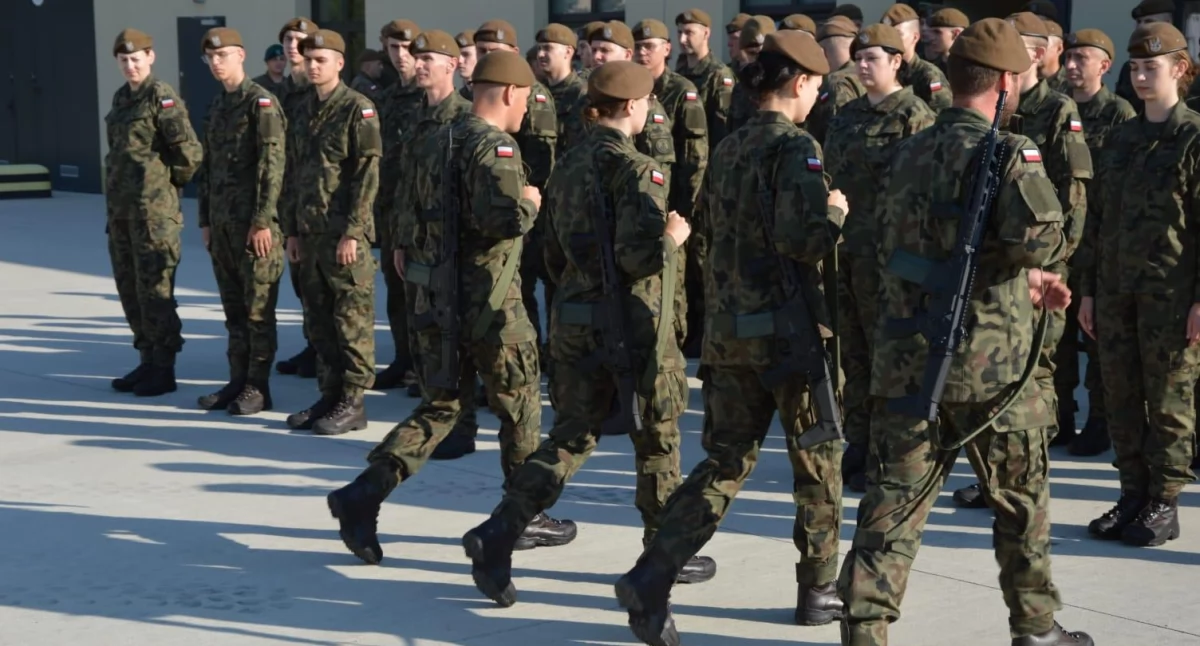17 sierpnia br., nowo wcieleni otrzymali karabinki MSBS „Grot”, które wręczył im mjr Artur Marszał, szef sztabu brygady, zastępca dowódcy jarosławskiego batalionu obrony pogranicza. Fot. 20. Przemyska BOT