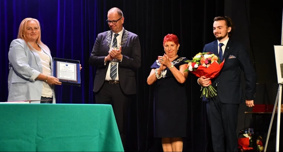 Tytuł Honorowego Obywatela Miasta Przemyśla przyznany został doktorowi Janowi Hołówce pośmiertnie. 23 sierpnia br., podczas uroczystej sesji Rady Miejskiej w Przemyślu, która odbyła się w sali widowiskowej Zamku Kazimierzowskiego, laur odebrała Jego córka Olga. Fot. UM Przemyśl