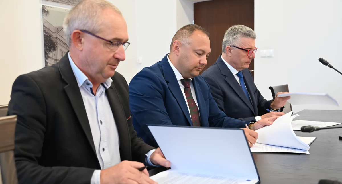 Kolejna umowa na zaprojektowanie i wykonanie robót budowlanych w zakresie prac scaleniowych została podpisana. Parafowali ją (od lewej):  Mieczysław Siemaszek z Zakładu Usług Wodno-Melioracyjnych i Rekultywacji sp. j. z Sandomierza, starosta jarosławski Kamil Dziukiewicz i członek Zarządu Powiatu Jarosławskiego Andrzej Wyczawski./ FOT. Starostwo Powiatowe w Jarosławiu