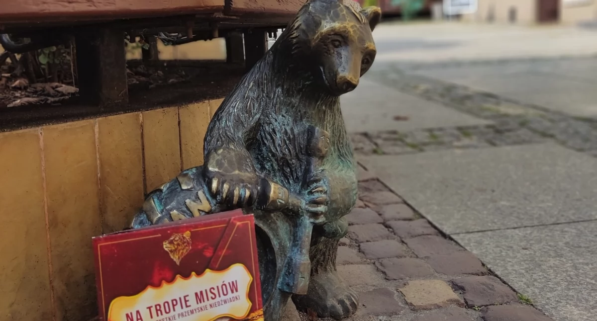 Rysunkowa mapka opatrzona naklejkami, która prowadzi szlakiem 13 niedźwiadków ukrytych w różnych zakątkach miasta, to efekt współpracy przemyskich studentów i Centrum Informacji Turystycznej./ FOT. CIT Przemyśl