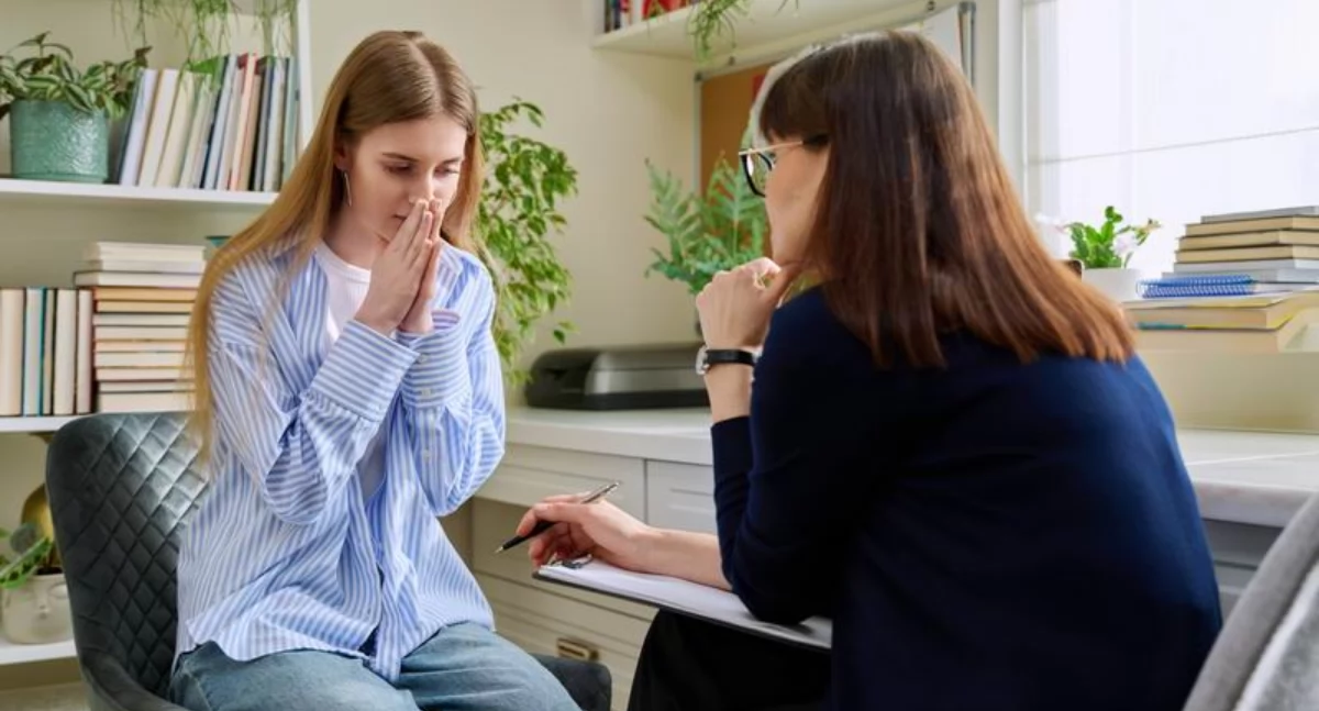 System wsparcia psychicznego uczniów kuleje. Dyrektorzy szkół już teraz mają problem z obsadzeniem etatów psychologów w swoich placówkach, a wiele wskazuje na to, że w 2027 roku jeszcze bardziej się pogłębi. Tymczasem liczne badania wskazują, że kondycja psychiczna nastolatków jest coraz gorsza.