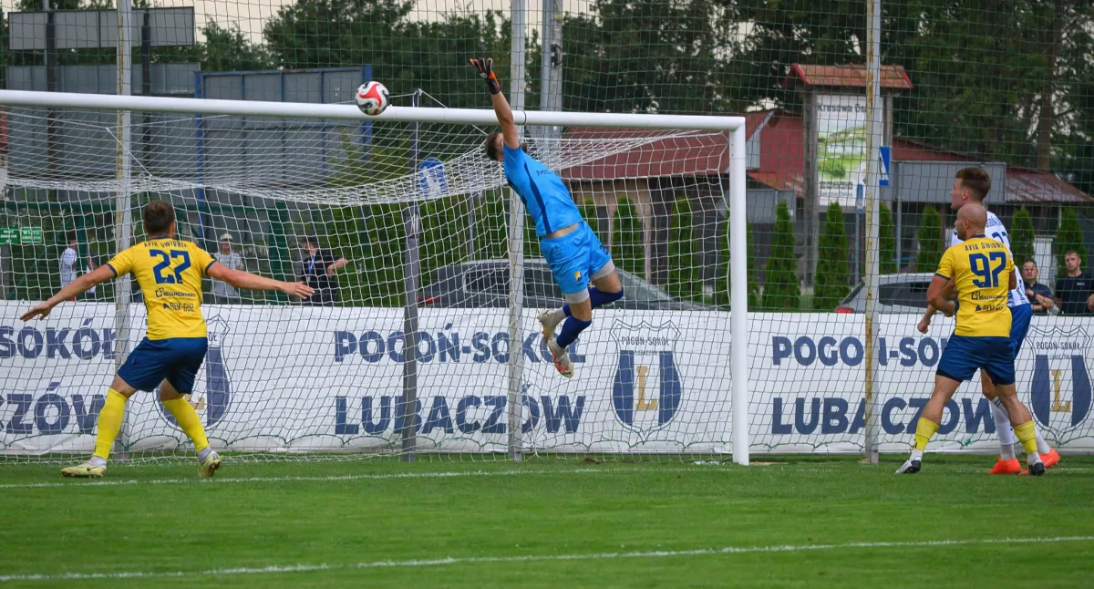 W tygodniu Pogoń-Sokół Lubaczów zremisowała u siebie z Avią Świdnik (żółte koszulki), by w weekend wysoko przegrać w Dębicy z Wisłoką. Fot. Pogoń-Sokół Lubaczów