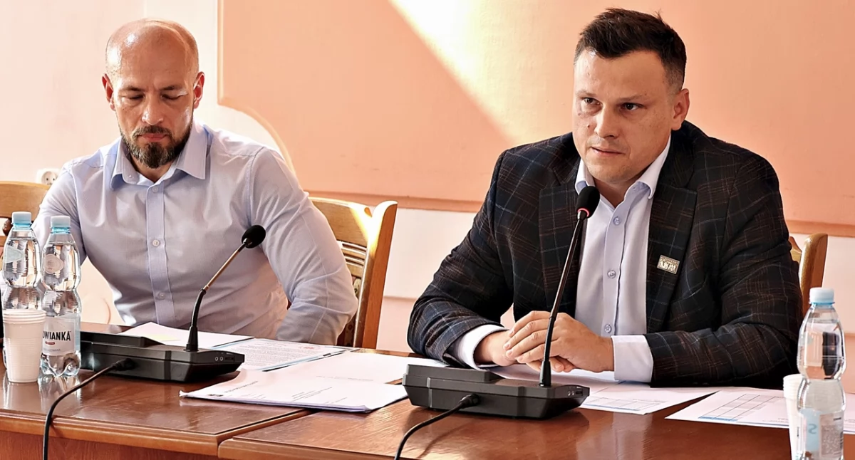 Inicjatorem i organizatorem spotkania w sprawie kobiecej piłki ręcznej był burmistrz Jarosławia Marcin Nazarewicz (z prawej; obok szef MOSiR-u Robert Piwowar. Fot. UM Jarosław