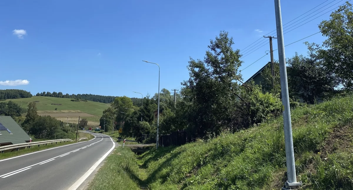 W kilku ważnych dla mieszkańców lokalizacjach gminy Bircza pojawiło się niedawno nowe, ekonomiczne oświetlenie drogowo-uliczne./ FOT. UMiG Bircza