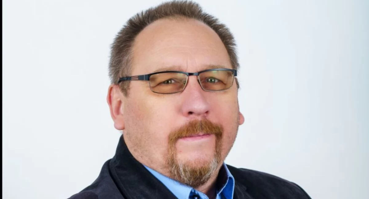 – Zarządzający szpitalem nie może brać odpowiedzialności za niedociągnięcia w całym systemie opieki zdrowotnej. W tym samym zakładzie ten sam pracownik medyczny nie może pracować po godzinach, wykonując obowiązki dla podmiotu zewnętrznego, z którym szpital podpisał umowę, ale w innym już tak – odnosi się do kwestii umów outsourcingowych dyrektor przeworskiego szpitala Robert Płaziak – praktyk i ekspert w zakresie zarządzania w obszarze podmiotów publicznych (szpitale i JST) i niepublicznych, w t