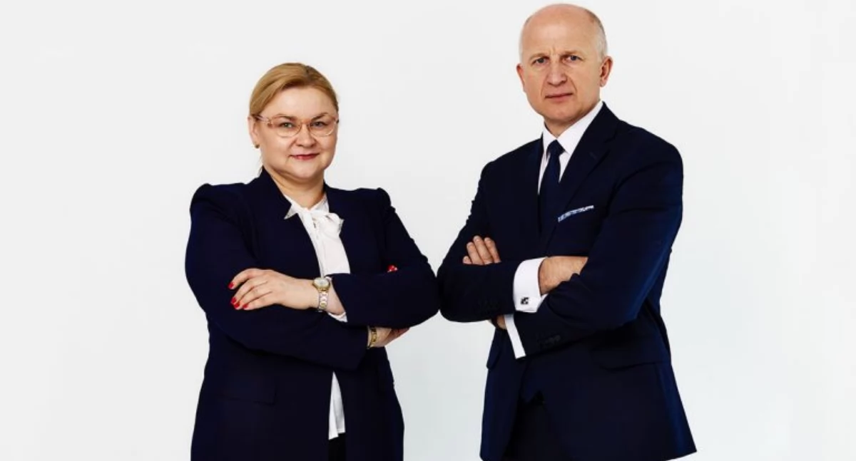 Aneta Bednarczyk została p.o. dyrektora I LO w Przemyślu. Z prawej były już szef „Słowaka” Tomasz Dziumak. Fot. I LO Przemyśl