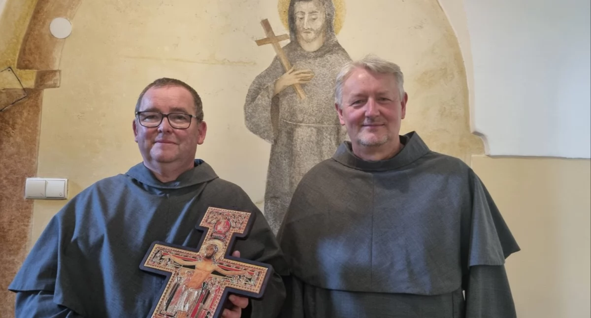 Ojciec Krzysztof Hura od współbraci na pamiątkę otrzymał krzyż franciszkański. Na zdjęciu z ojcem Marianem Gołąbem./Foto: ZW