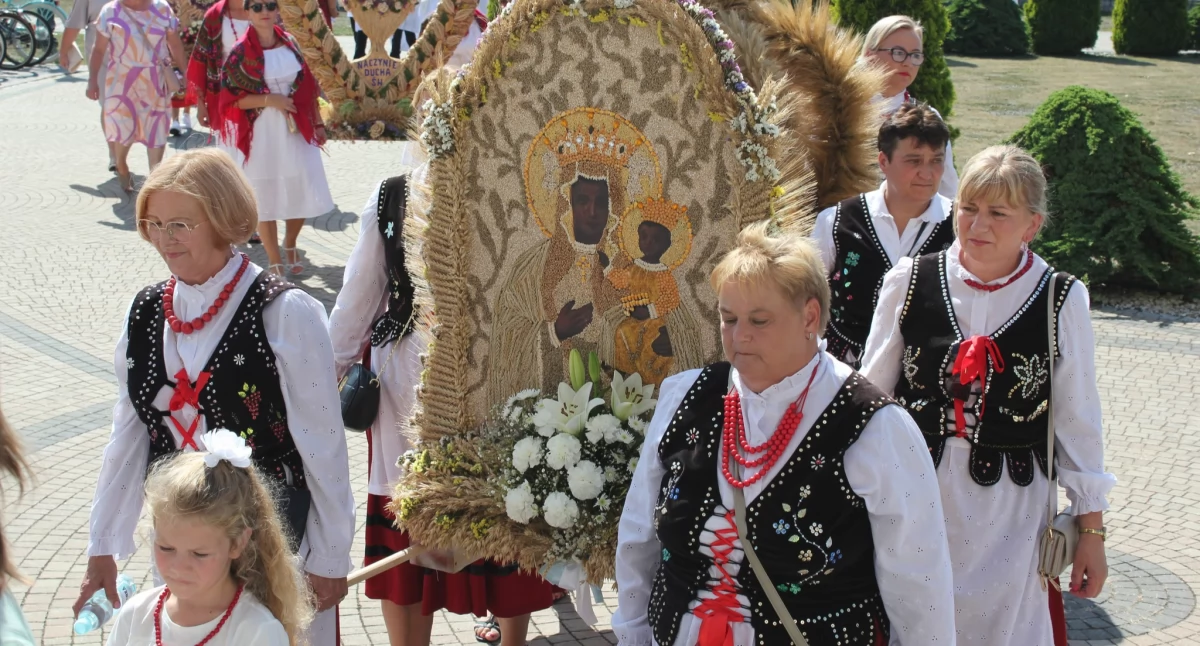 Dożynkowe wieńce zaprezentowane podczas dożynek zachwycały kolorami i starannością wykonania. / FOT. UG Jarosław