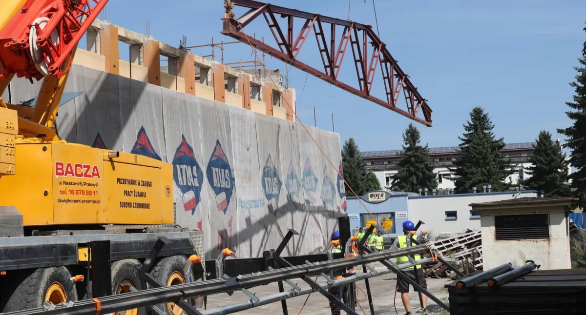 Prace przy remoncie hali sportowej MOSiR są już mocno zaawansowane. Koniec prac planowany jest na jesień przyszłego roku./ FOT. UM Jarosław