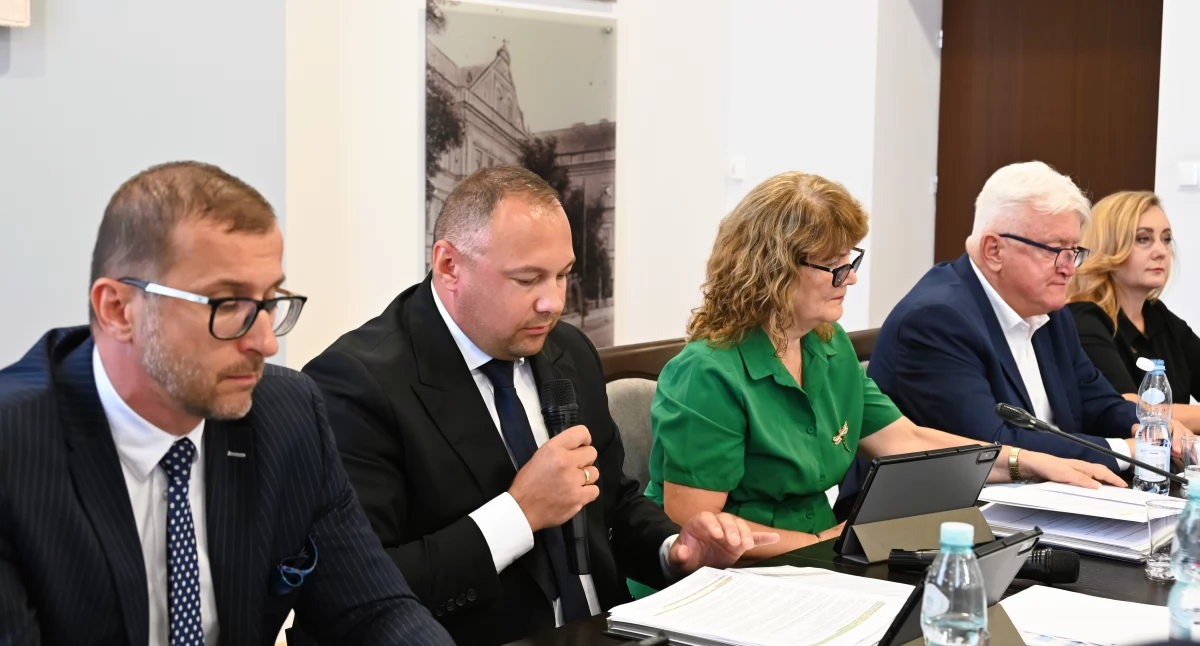 Na ostatniej sesji groszem sypnięto m.in. na drogi powiatowe. Radni zdecydowali o przeznaczeniu pokaźnej kwoty 1 mln 624 tys. zł na przygotowanie dokumentacji technicznych, przebudowę dróg i budowę chodników w miejscowościach powiatu jarosławskiego./ FOT. Starostwo Powiatowe w Jarosławiu