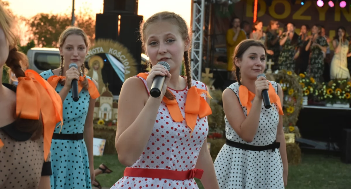 Sporo radości dostarczyły też przybyłym na wspólne świętowanie występy artystyczne, w tym koncert zespołów „Szarotki” i „Harnasie” związanych z 5 Batalionem Strzelców Podhalańskich./ FOT. Gminne Centrum Kulturalne w Medyce 