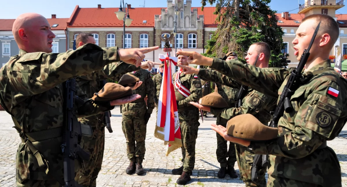 Słowa roty na Rynku w Lubaczowie wypowiedziało ponad 30 ochotników z powiatów: przemyskiego, jarosławskiego, lubaczowskiego i sanockiego. Fot. 20. Przemyska BOT 