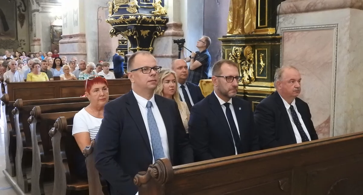 Uroczysta msza święta w kościele oo. Franciszkanów w intencji mieszkańców miasta z procesją z relikwiami świętego Wincentego zainaugurowała Wincentiadę, czyli Dni Patrona Miasta Przemyśla Świętego Wincentego. W eucharystii uczestniczyło 4 z 23 przemyskich radnych. Przewodniczący tego gremium Marcin Kowalski (Wspólnie dla Przemyśla; w trzecim rzędzie z prawej) zwrócił na ten fakt uwagę podczas sesji Rady Miejskiej w Przemyślu.  Fot. UM Przemyśl