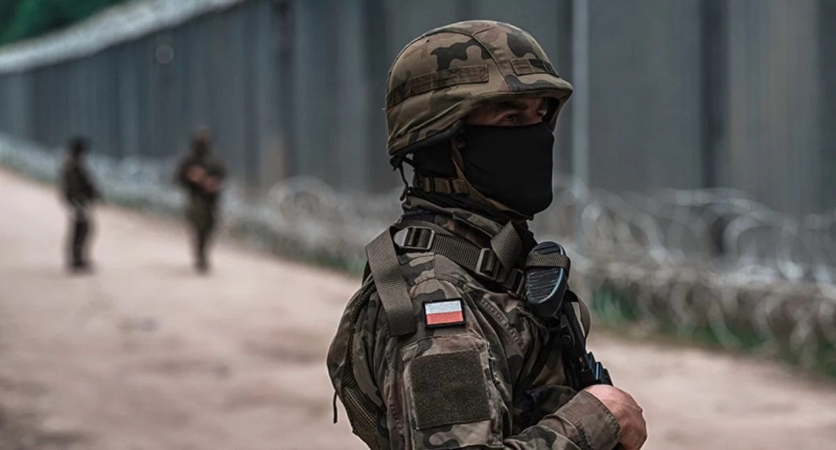Dwóch żołnierzy 1. Batalionu Czołgów w Żurawicy, pełniących służbę przy kontrolowaniu polsko-białoruskiej granicy na Podlasiu, zostało rannych. Fot. Piotr Szafarski