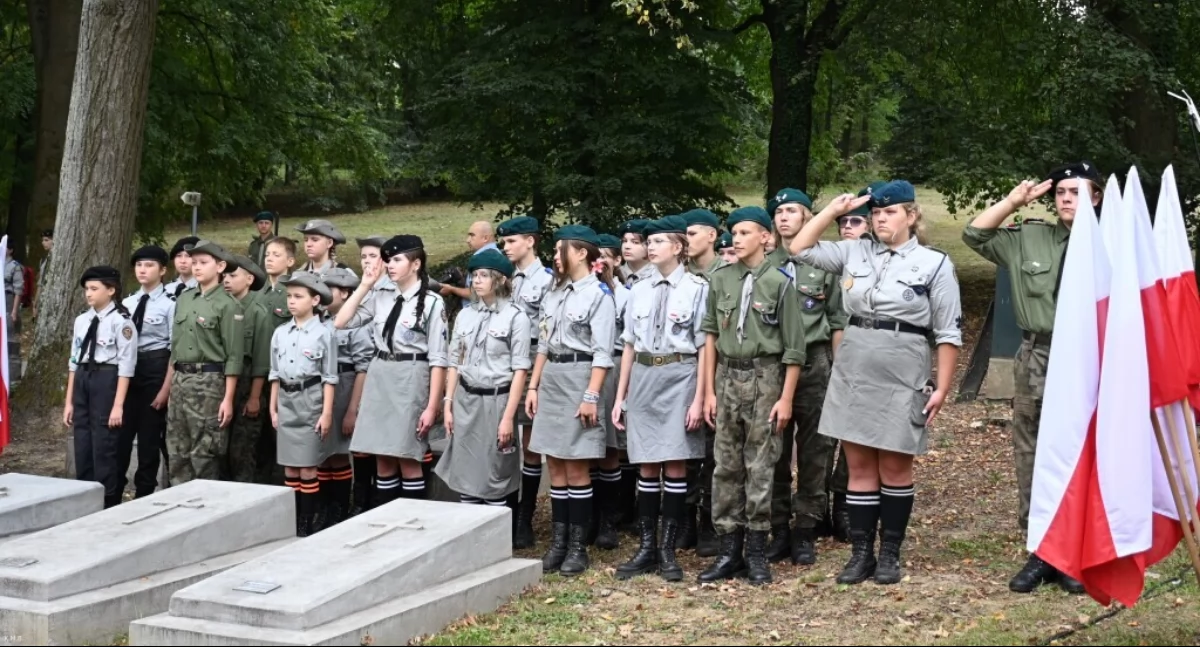 Przy grobie Nieznanego Żołnierza w obecności kompanii honorowej Wojska Polskiego i pocztów sztandarowych oddano hołd poległym. Fot. UM Przemyśl