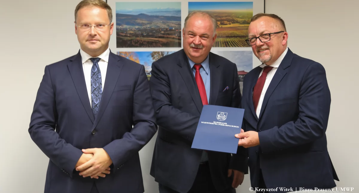 W konferencji prasowej w Urzędzie Marszałkowskim w Rzeszowie, oprócz wicemarszałków, udział wzięli m.in. burmistrz miasta i gminy Pruchnik Stanisław Kłopot (z prawej) czy wójt gminy Laszki Stanisław Gonciarz. Fot. Urząd Marszałkowski w Rzeszowie