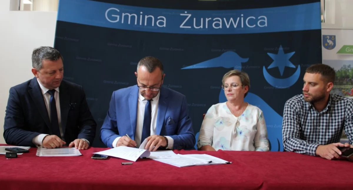 Jak już wspomnieliśmy, umowę na wykonawstwo z firmą Usługi Remontowo-Budowlane Grzegorz Pacuła parafował wójt gminy T. Szeleszczuk. Towarzyszyli im przewodniczący Rady Gminy Żurawica Maciej Gałuszka oraz radni z Bolestraszyc – Ewa Jakubiec i  Krystian Szczęsny. Fot. UG Żurawica