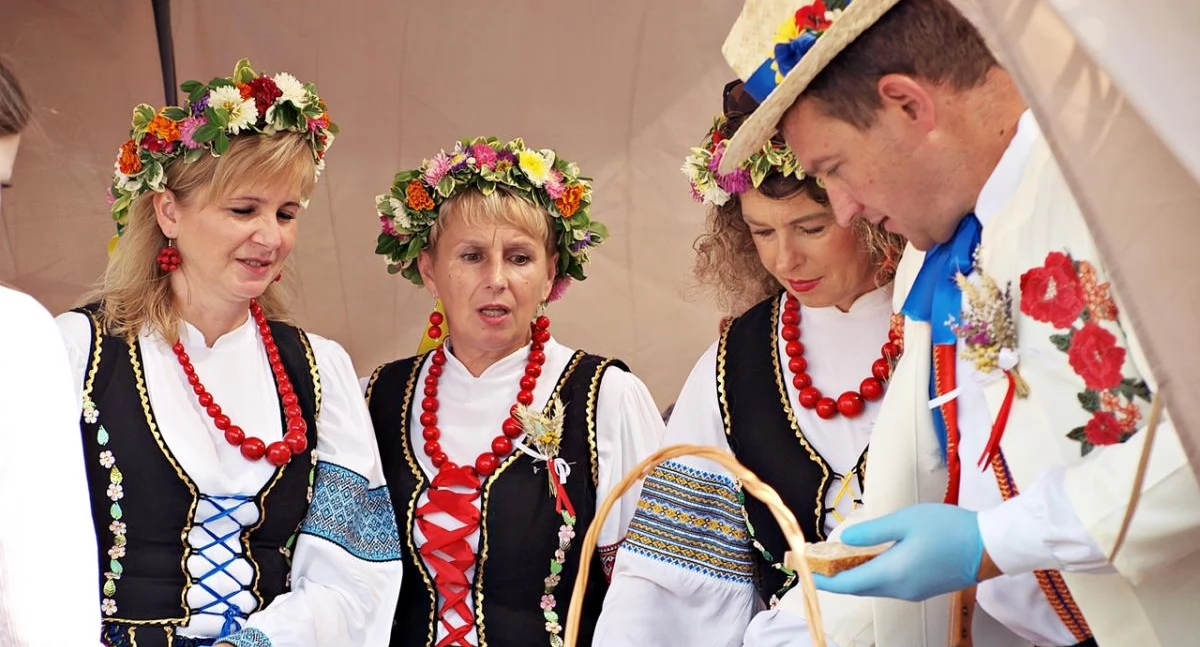 Przez cały czas trwania imprezy kilkanaście stoisk, przygotowanych przez organizatorów, aż uginało się od pyszności. Zwłaszcza w wykonaniu pań z kół gospodyń wiejskich. Fot. Mariusz Godos