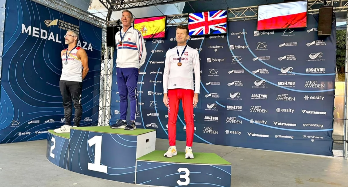 Zawodnik UKS „Tempo 5” Przemyśl Jan Cząstka (z prawej) na podium biegu na 800 m. Złoto zdobył Brytyjczyk Paul Forbes, srebro Hiszpan Antonio Moya Madrid. Fot. zbiory własne