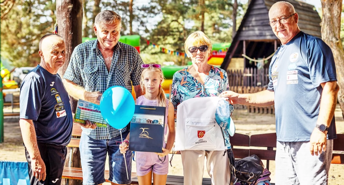 To była naprawdę bardzo udana sportowo-rekreacyjna impreza w Radawie. Nikt nie wyjechał z pustymi rękami. Pierwszy z lewej główny organizator Marek Gudzelak. Fot. Agnieszka Kulka