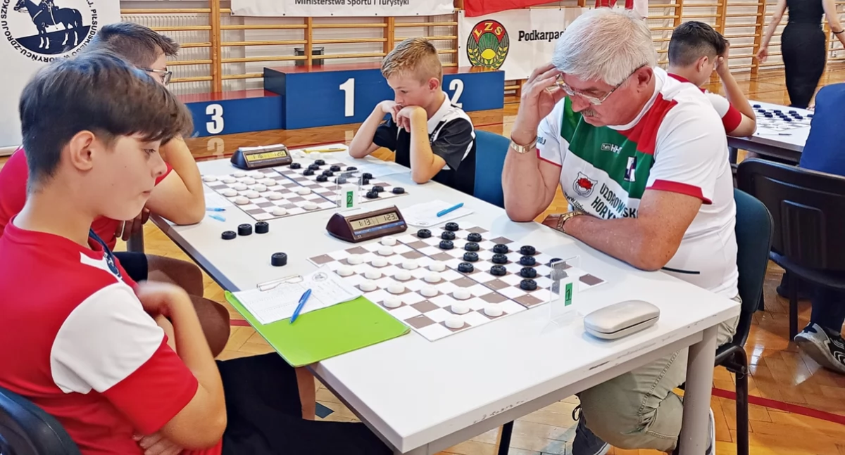 Warcaby to taka sportowa dyscyplina, w której jak równy z równym może rywalizować młodzież i o wiele lat starsi zawodnicy. Dość często bywa, że triumfują ci pierwsi... Fot. zbiory własne