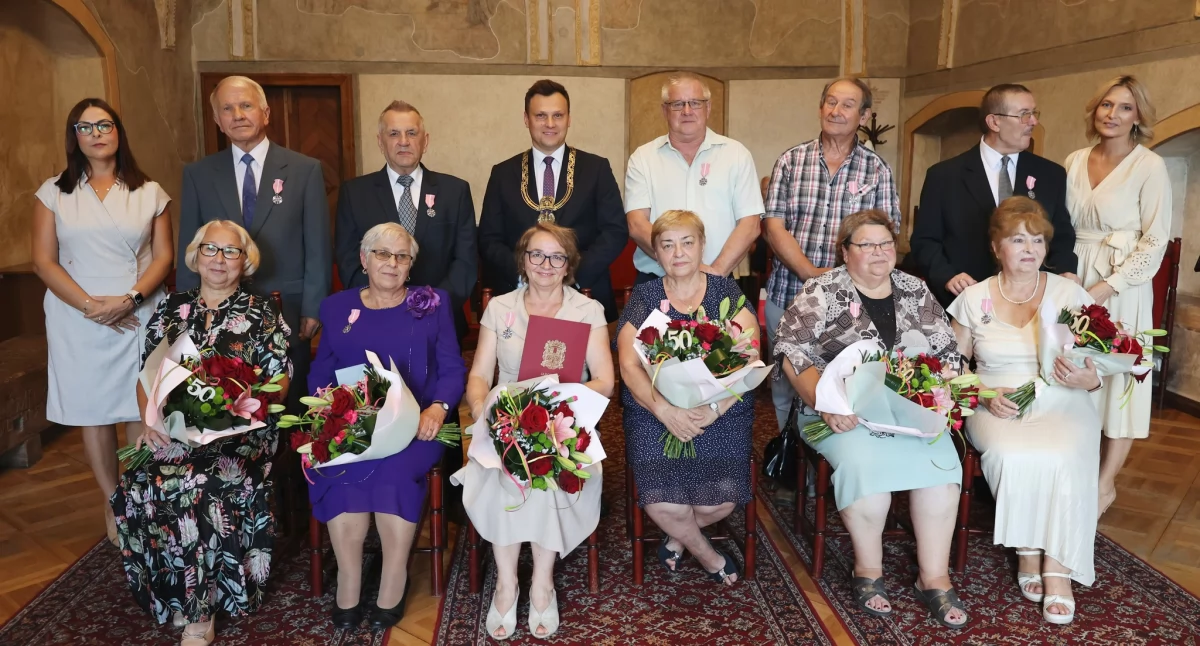 Życzenia kolejnych lat przeżytych w miłości i wzajemnym szacunku złożył małżonkom burmistrz Jarosławia Marcin Nazarewicz./ FOT. UM Jarosław
