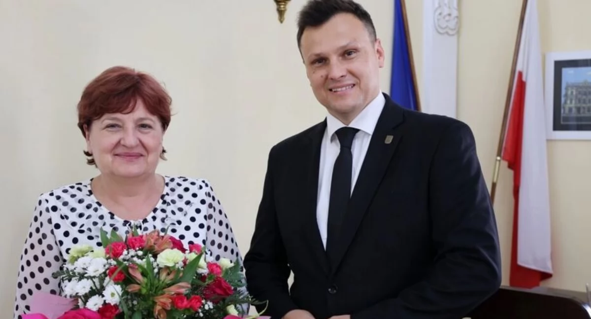 Burmistrz Marcin Nazarewicz podziękował odchodzącej na emeryturę Elżbiecie Tkacz za dotychczasową pracę na rzecz promocji i rozwoju czytelnictwa w mieście./ FOT. UM Jarosław