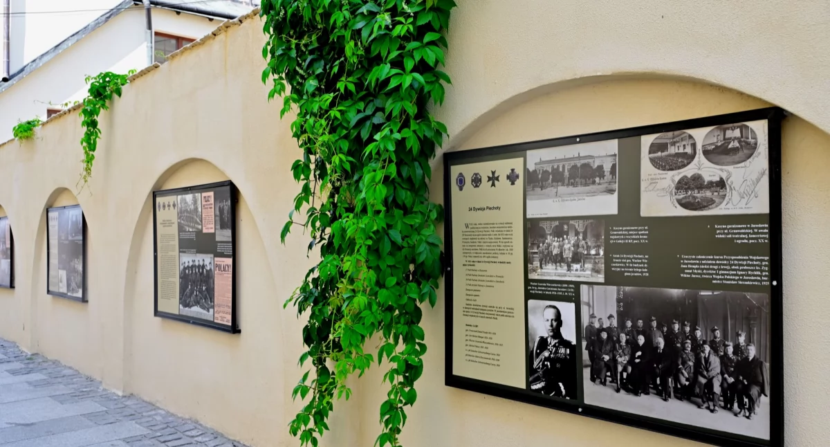 Zamysłem autorów wystawy stworzonej w przestrzeni miasta było przedstawienie historii jednostek wojskowych jarosławskiego garnizonu./ FOT. Ł. Śliwiński