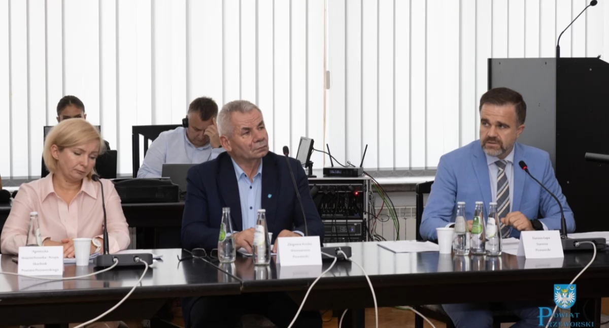 Samorząd powiatu szuka pieniędzy na zadania drogowe. Na ostatniej sesji podzielono się szczegółami dotyczącymi złożonych wniosków o dofinansowanie./ FOT. Starostwo Powiatowe w Przeworsku