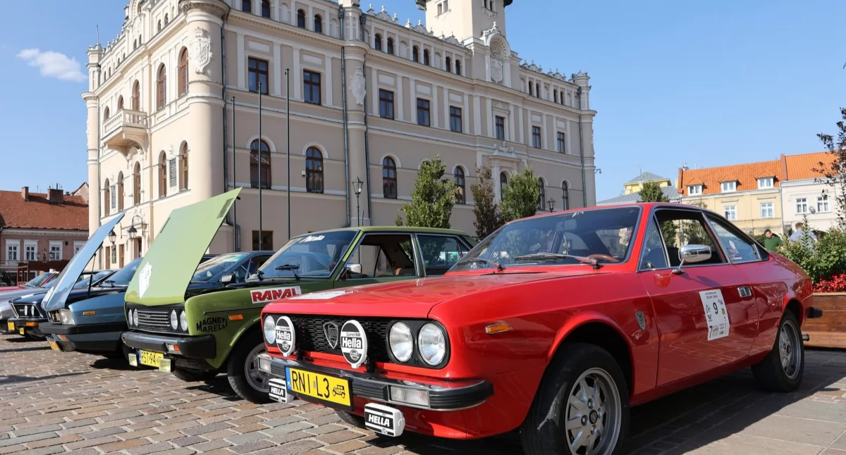 Jarosławski Rynek opanowały zabytkowe samochody. Fot. UM Jarosław