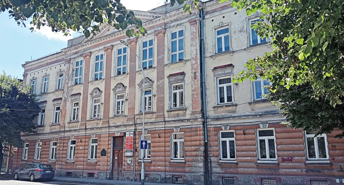 Popularny „elektronik” nie wytrzymał próby czasu. Choć jego uczniowie z sukcesami walczą na edukacyjnych niwach, często ogólnopolskich, nie sprostał rywalizacji z naturą, z warunkami atmosferycznymi. Fot. Mariusz Godos